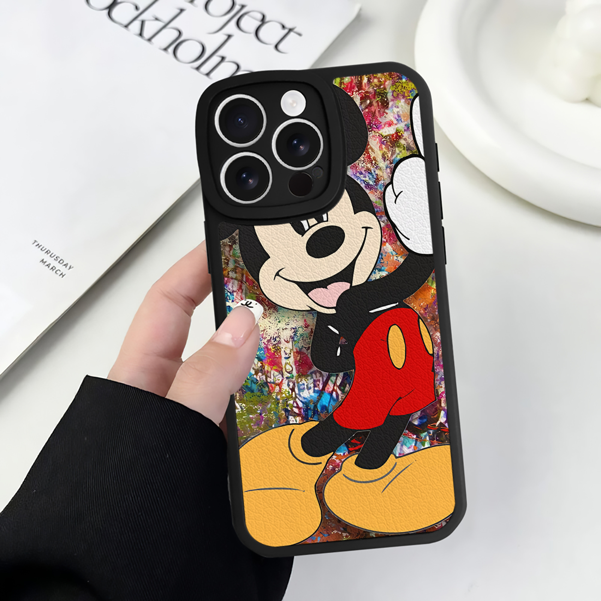 （画像用） ミッキーマウス Mickey Mouse 【iPhone 16シリーズ対応】シリコンスマホケース（レザー調） 材質：シリコン